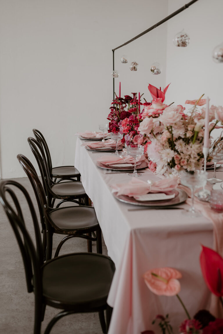 Dekorierter Hochzeitstisch mit Farbverlauf in rosa und pink
