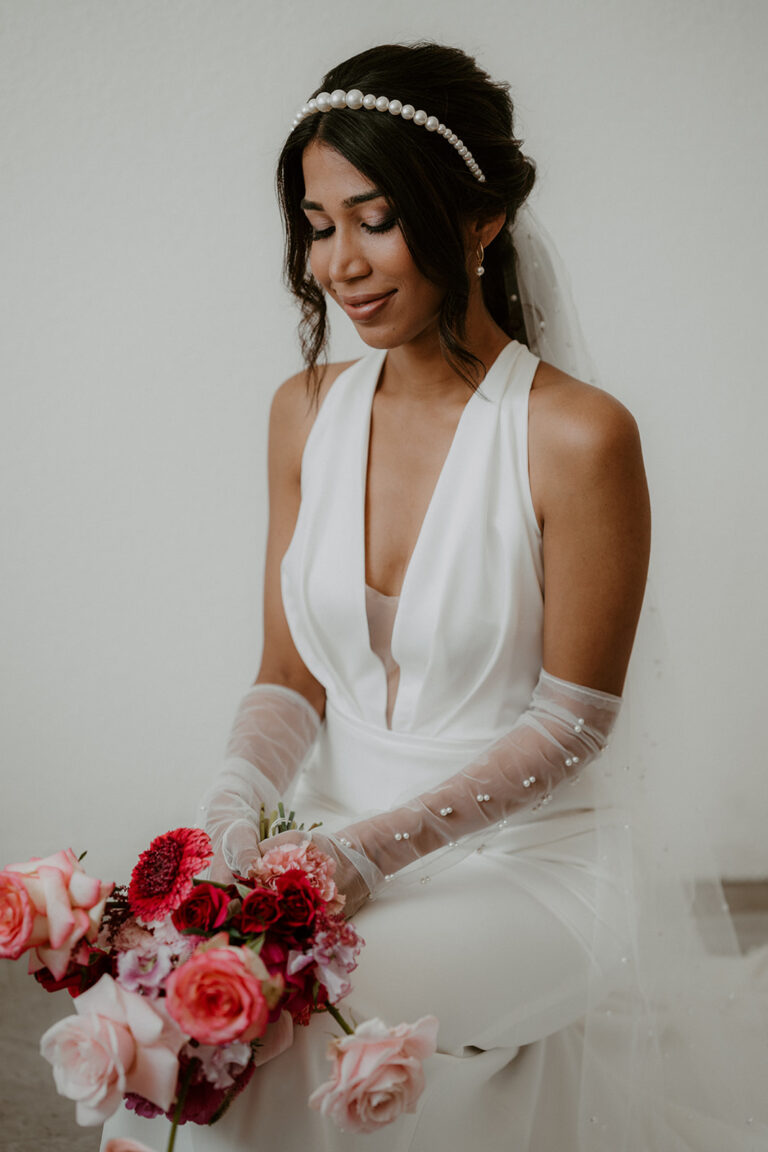 Minimalistisches Brautkleid mit Perlenhandschuhen und Perlenhaarreif für die moderne Braut